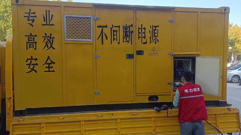 山城柴油发电机组和UPS电源配合使用时，如何避免切换过程中的电力中断？